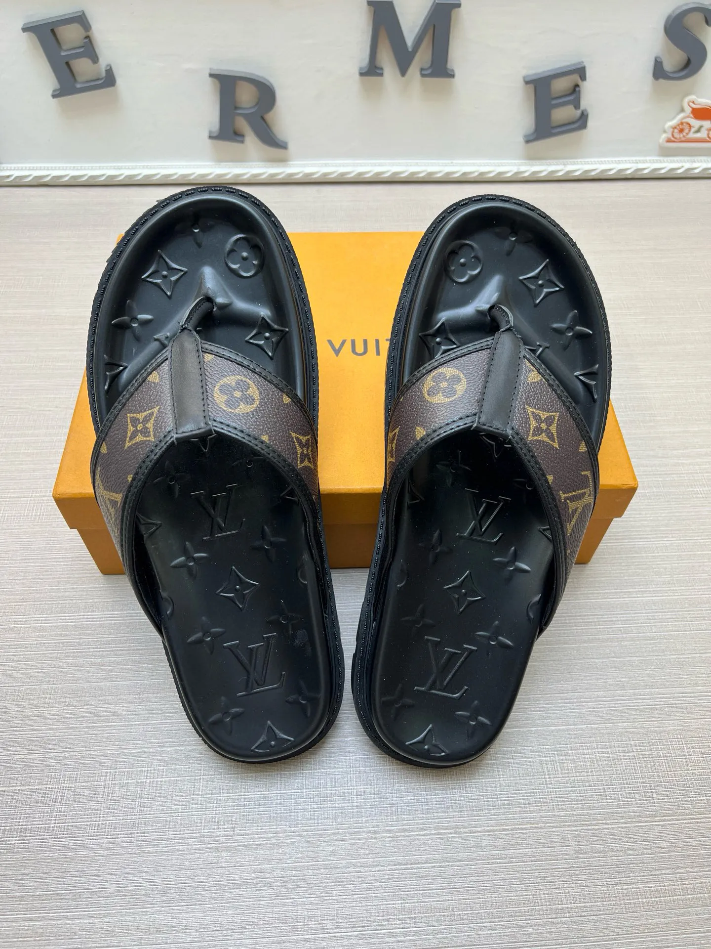 P270🏆Louis Vuitton 🏆[Louis Vuitton] Spring/Summer 2025 [Men's Flip Flops] 🎯🎯As an active family in the fashion industry ⭐ Lv is characterized by bold innovation ⚡Create this casual business style for Chinese fashionable men ✨The fabric is made of imported high-grade cowhide 🔥 Clean and neat ⚡Fashionable and elegant🌹Breathable, sweat-absorbent and deodorant👈So luxurious, high-end and domineering. 👍Must be sold if you repost the picture. Number of yards: 38--46. Color: 🎉 For large quantities. Welcome to repost.